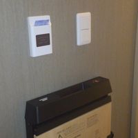 中央左がカードキーの挿入口で下にあるのがズボンプレッサーです