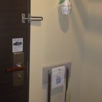 玄関にはコート等を掛けるスペースに靴べらや消臭剤も有ります