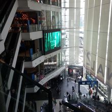 エスカレーターが入り組んでる。