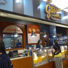 大きな看板が目につきます