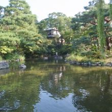 池に映る風景が美しいです。