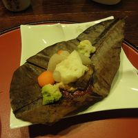 柔らか鶏とトマト味噌の朴葉焼