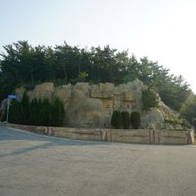 駐車場から撮影。左側は山頂、右側は乃木保典の石碑。