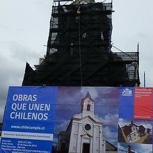 ２０１４年４月中旬には補修中だったパロキアル教会。