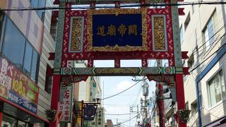 大混雑の横浜中華街　崎陽軒のシウマイ弁当