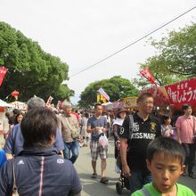 沿道はこの賑わい