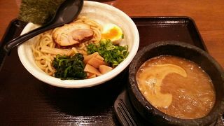 鉄鍋のスープにつけるつけ麺