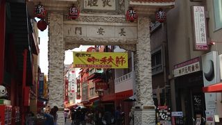 横浜中華街、長崎長崎新地中華街と並ぶ日本三大中華街のひとつ