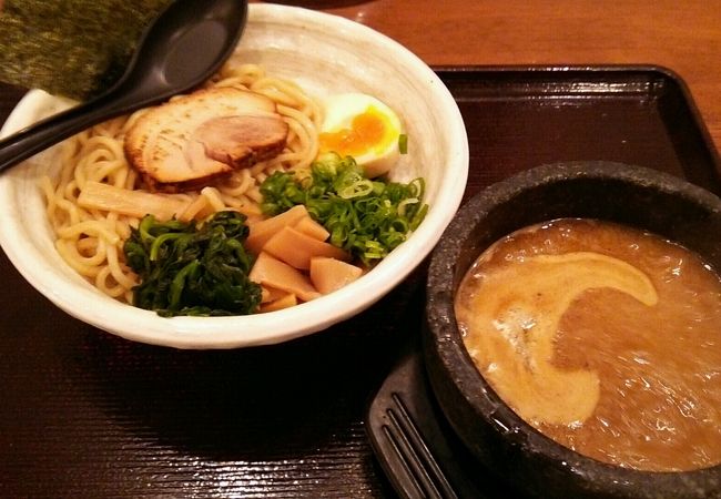 鉄鍋のスープにつけるつけ麺