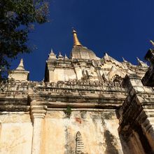 下から見上げた寺院