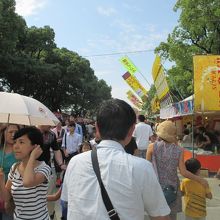 放生会での賑わい