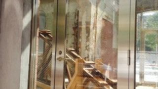 神奈川芸術劇場の敷地内にある