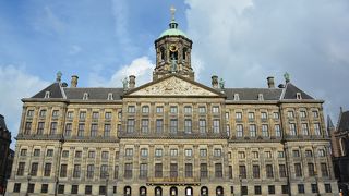 広場に面した気安い王宮