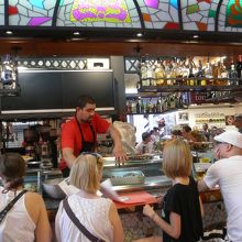 座って食べれるところもあります