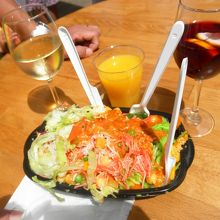 野菜の下にブリトーが入ってます。オレンジジュース付き10&#