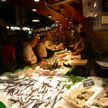 お魚屋さんがほぼ中央に円になって並んでいます