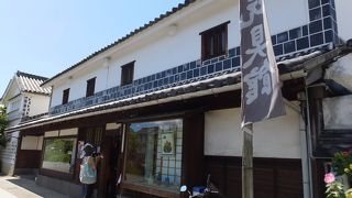 日本のあちこちの小さな郷土人形が並んでいます。