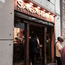 目の前が広場があり、ストリートパフォーマンスしていました