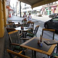 ホテルの前です