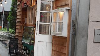 フランスの田舎町にありそうなかわいらしいお店