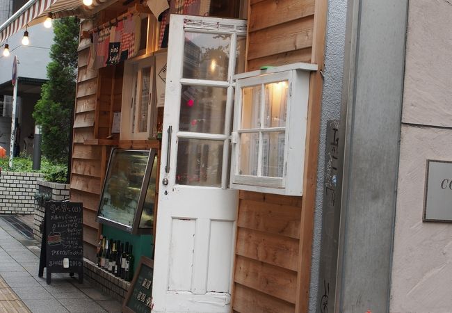 フランスの田舎町にありそうなかわいらしいお店