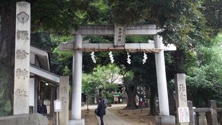 西日暮里駅に程近い神社