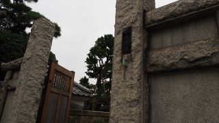 狩野芳崖のお墓があります