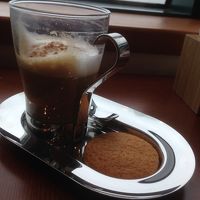 ラウンジで飲んだカプチーノ。ホテル値段です。クッキーはおまけ