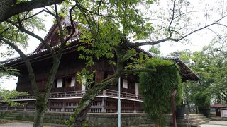 上野公園の隣に位置しています