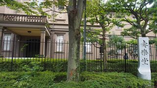 芸術大学と都立美術館の間にあります