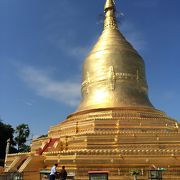 イラワジ川沿いに建つ金色の仏塔です