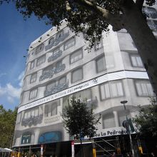 正面はまだカバーで覆われている