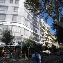 Pg de Gracia通からプロベンサ通側を見たところ