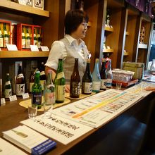 資料館入口で試飲と販売
