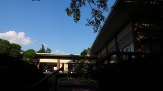 起伏のある庭園を歩くのがおもしろい