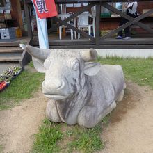 だいたい子供たちはこの牛の石像に乗って食べています