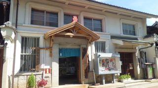 古い銀行の建物　現在は観光案内所です