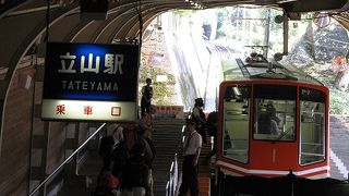 乗り継いで行くのもまたおもしろい。