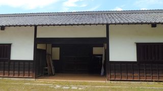 知新館の正門が移築されています