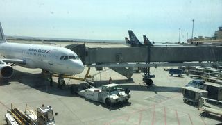 バスから空港までは意外と遠い