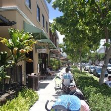 ブーツ＆キモズの横に店が並んでいます。