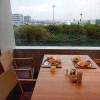 明るいレストランで和洋ビュフェの朝食を