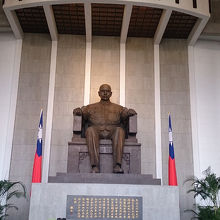 正面のブロンズ像