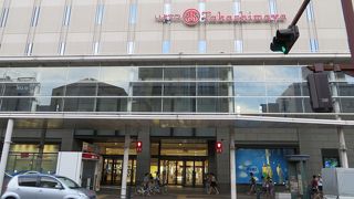 高級ブランドから日用品まで。地下の食料品店も秀逸