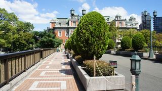 正面は大阪公会堂です