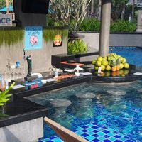 プールにあるプールBAR