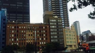 名建築に入る名フレンチ