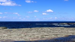 奇岩が点在する日本海の海岸