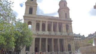 彫刻など見るべきものが多く、まるで美術館のようです。