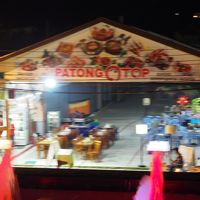 ホテルの向かいのお土産屋さんやBARが立ち並ぶ一角